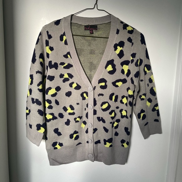 ✨SOLD✨Takeout Cheetah/Leopard Print Cardigan - Picture 2 of 5